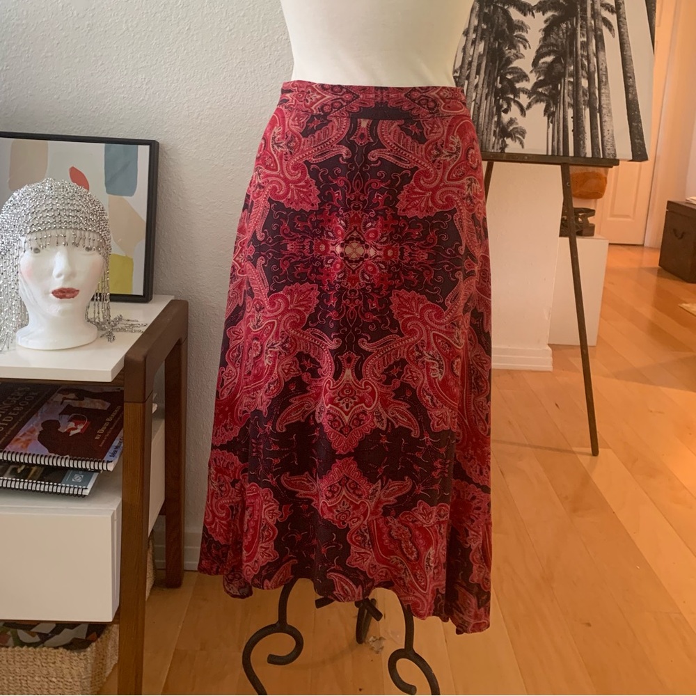 Free People „At the Shore“ boho midi A-line skirt. Red and pink tones; paisley
